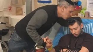 "מי כעמך ישראל": החייל הפצוע יצא מניתוח וביקש להניח תפילין