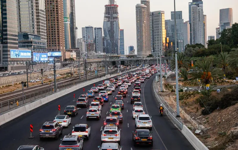 פקקים כבדים במרכז: משאית עלתה באש בכביש 1 פקקים כבדים במרכז: משאית עלתה באש בכביש 1