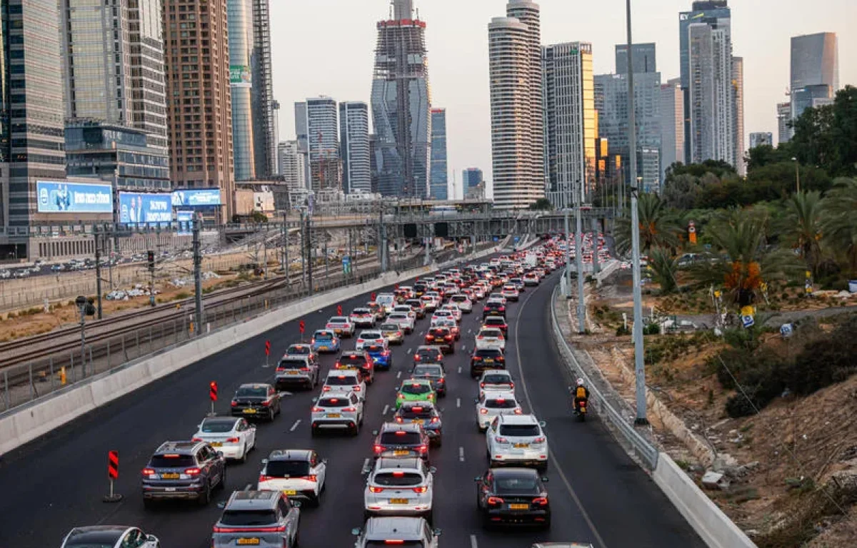פקקים כבדים במרכז: משאית עלתה באש בכביש 1