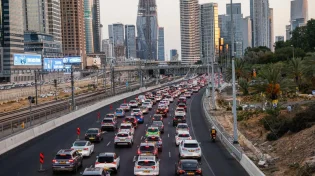 פקקים כבדים במרכז: משאית עלתה באש בכביש 1