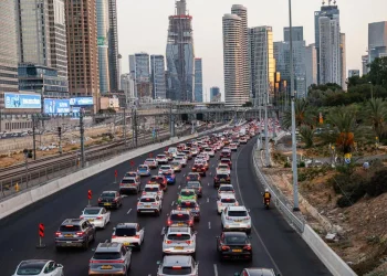פקקים כבדים במרכז: משאית עלתה באש בכביש 1