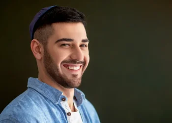 ארבע דרכים יהודיות לשמחה אמיתית שמאירה את הנשמה