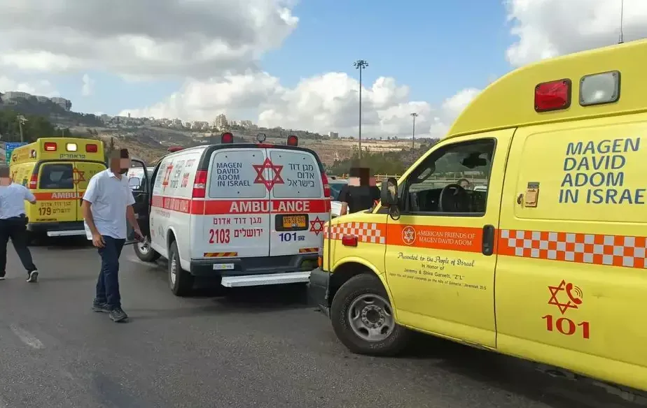 נרצח ו-3 פצועים ישראלים: פיגוע דריסה ודקירה קשה בצומת הגוש, המחבלים נוטרלו