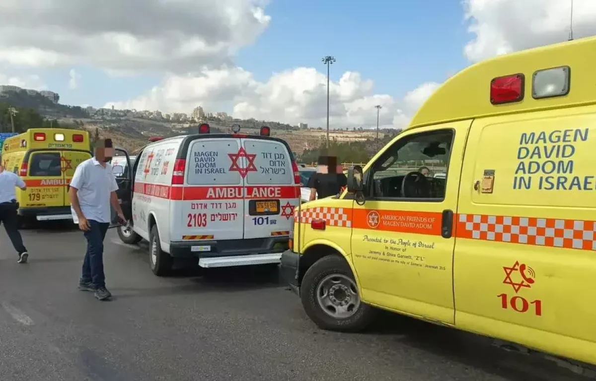 נרצח ו-3 פצועים ישראלים: פיגוע דריסה ודקירה קשה בצומת הגוש, המחבלים נוטרלו