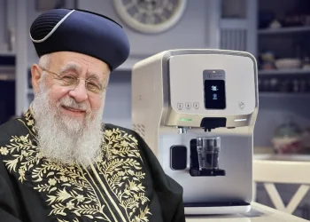 האם מותר להטביל בר מים או שזה עלול לפגוע? הרב יצחק יוסף משיב