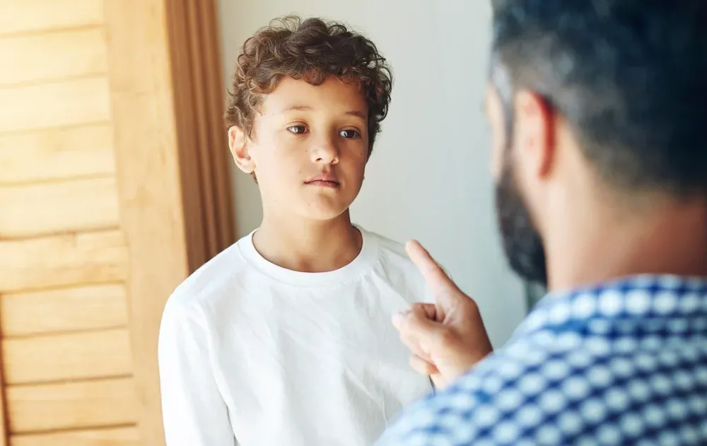 הטעות של כל הורה: הרגש הטבעי שהופך למכשול חינוכי הטעות של כל הורה: הרגש הטבעי שהופך למכשול חינוכי