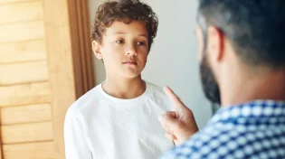 הטעות של כל הורה: הרגש הטבעי שהופך למכשול חינוכי