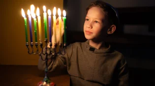 הסגולה של חז"ל לילדים תלמידי חכמים: הדלקת נרות שבת וחנוכה