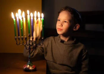 נרות החנוכיה כסגולה לחינוך הילדים נרות החנוכיה כסגולה לחינוך הילדים