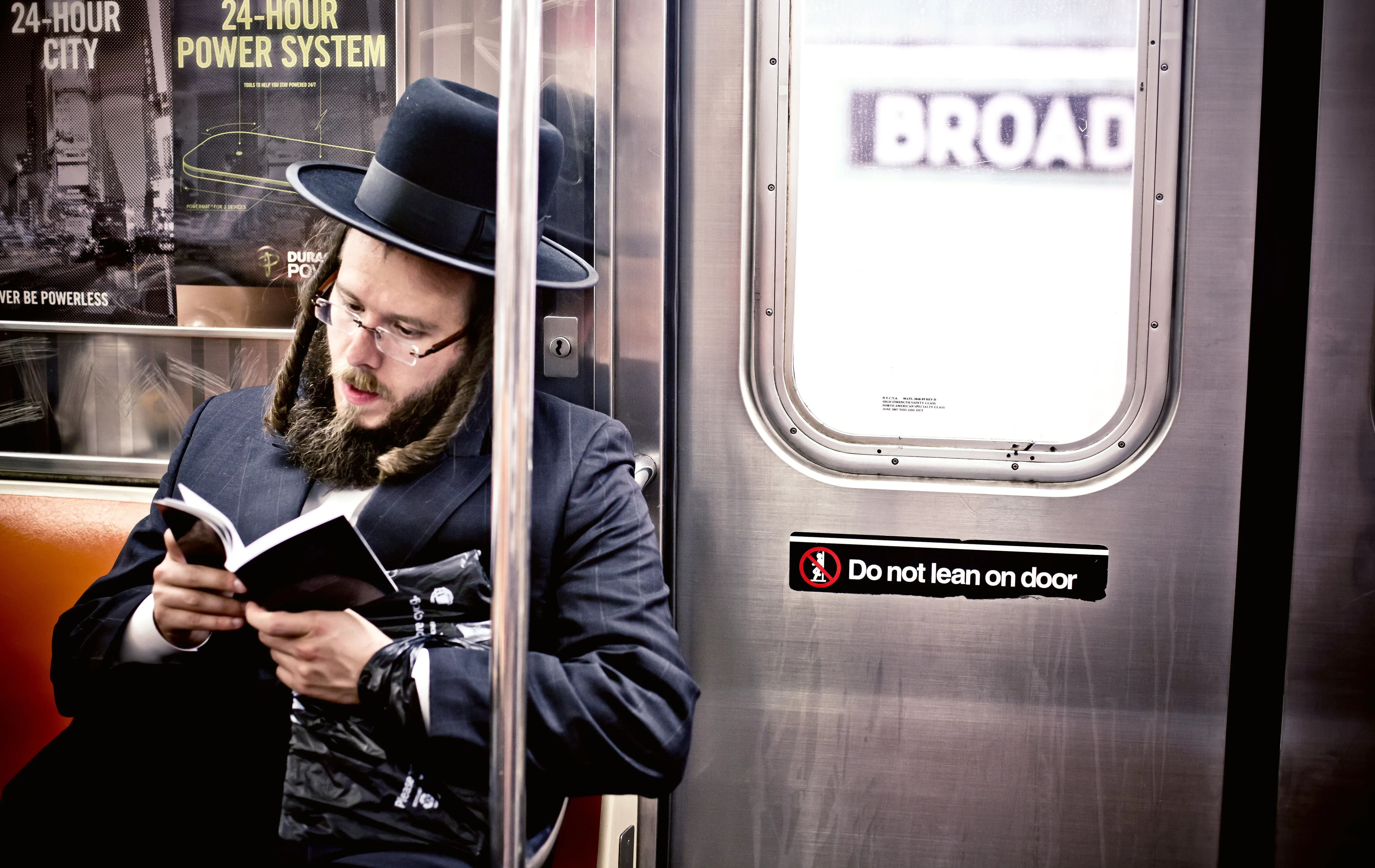 בחור ישיבה ברכבת בלונדון