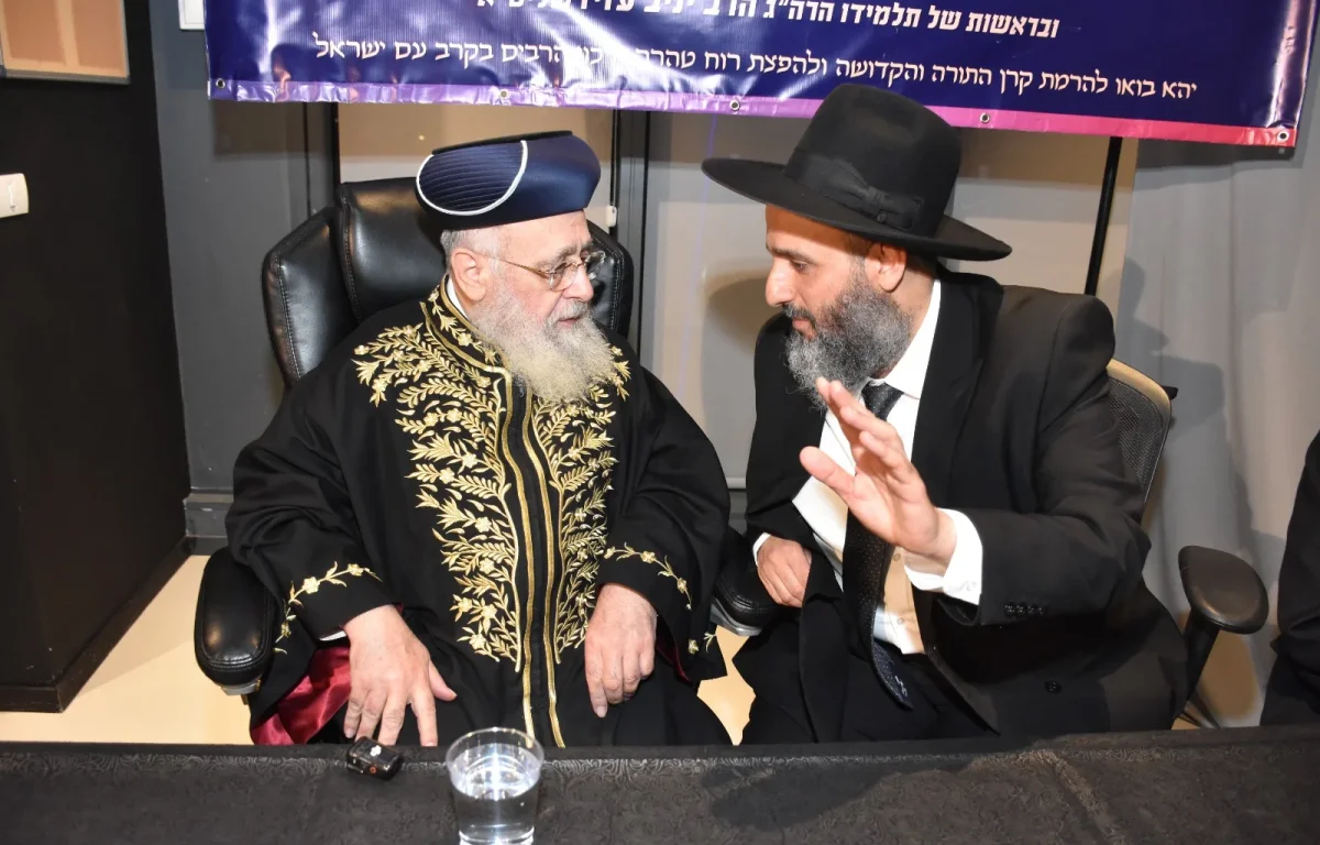 הרה"ג יניב עזיז שליט"א יחד עם מרן הראש"ל יצחק יוסף שליט"א