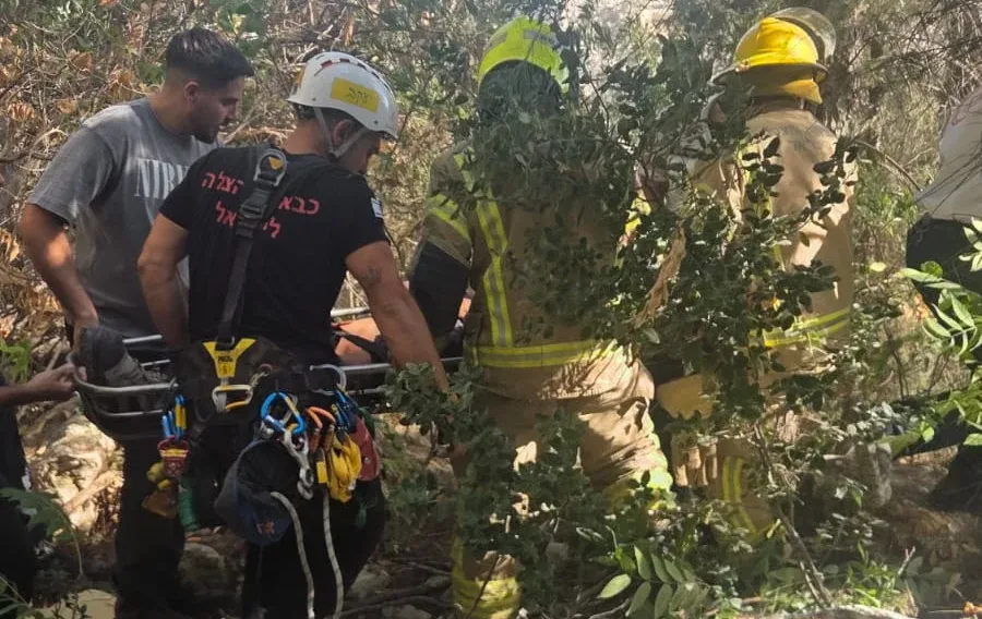 התהפכות דרמטית בנשר: משאית נפלה מגובה 10 מטר - הנהג חולץ בחיים התהפכות דרמטית בנשר: משאית נפלה מגובה 10 מטר - הנהג חולץ בחיים