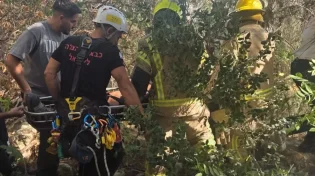 התהפכות דרמטית בנשר: משאית נפלה מגובה 10 מטר - הנהג חולץ בחיים