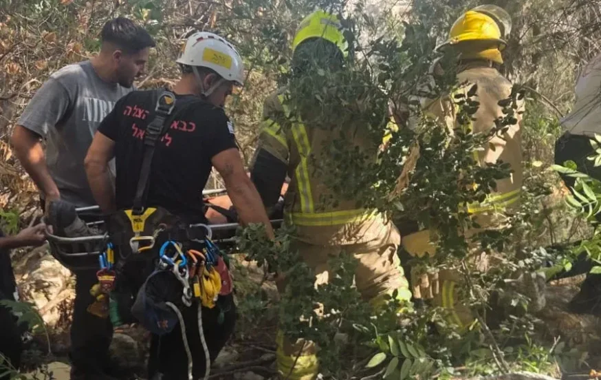 התהפכות דרמטית בנשר: משאית נפלה מגובה 10 מטר - הנהג חולץ בחיים התהפכות דרמטית בנשר: משאית נפלה מגובה 10 מטר - הנהג חולץ בחיים