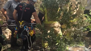 התהפכות דרמטית בנשר: משאית נפלה מגובה 10 מטר - הנהג חולץ בחיים