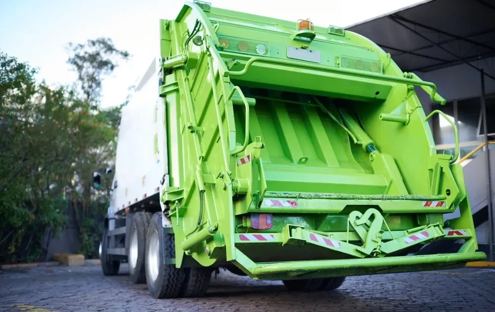 האם צריך דוקטורט לפינוי אשפה? טעות דפוס אחת שטרפה את הרשת בסין האם צריך דוקטורט לפינוי אשפה? טעות דפוס אחת שטרפה את הרשת בסין