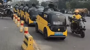 רכבי משלוח ללא נהג משתלטים על הרחובות בסין