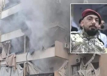 עשן מיתמר מעל שכונת מגורים בביירות לאחר תקיפה ישראלית ממוקדת נגד בכיר חיזבאללה