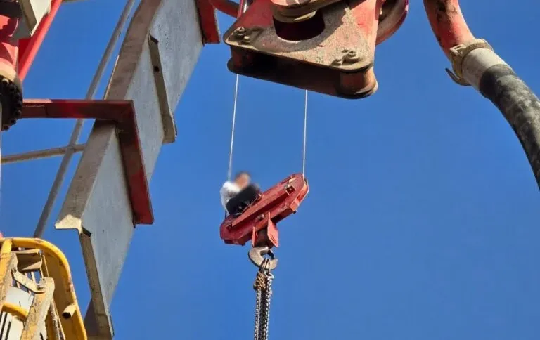 תלוי בין שמיים לארץ: חילוץ דרמטי של נער מראש מנוף בירושלים תלוי בין שמיים לארץ: חילוץ דרמטי של נער מראש מנוף בירושלים