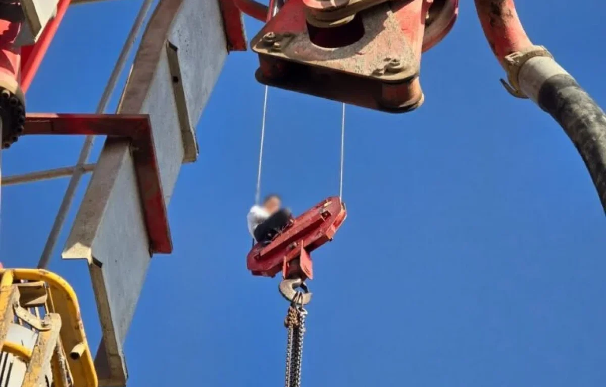 תלוי בין שמיים לארץ: חילוץ דרמטי של נער מראש מנוף בירושלים