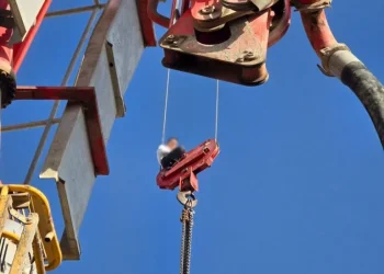 תלוי בין שמיים לארץ: חילוץ דרמטי של נער מראש מנוף בירושלים