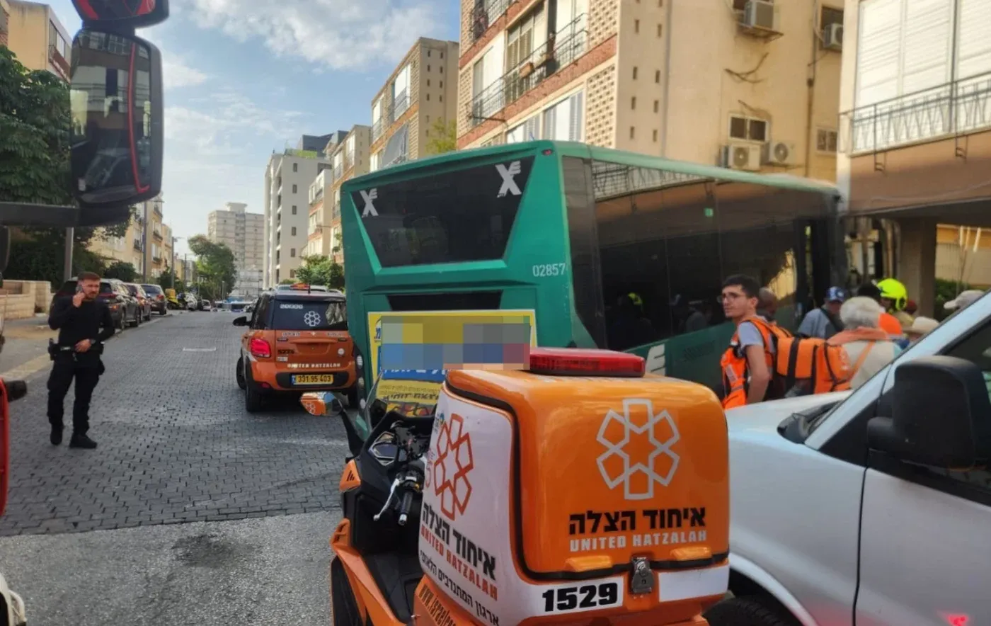 תאונה לא שגרתית בחולון: אוטובוס התנגש בבניין תאונה לא שגרתית בחולון: אוטובוס התנגש בבניין