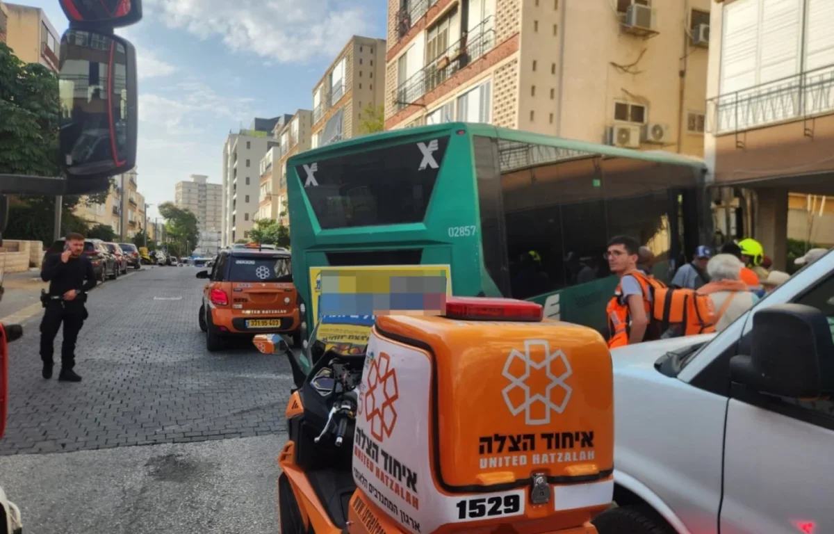 תאונה לא שגרתית בחולון: אוטובוס התנגש בבניין