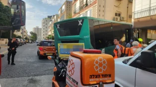 תאונה לא שגרתית בחולון: אוטובוס התנגש בבניין