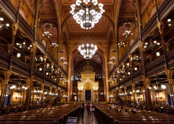 אחרי 73 שנה נקבע -  בית הכנסת בבודפשט חוזר לקהילה היהודית