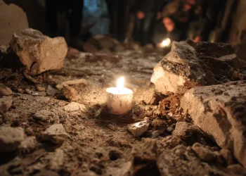 נר חנוכה קטן שהאיר את החושך הגדול של המלחמה נר חנוכה קטן שהאיר את החושך הגדול של המלחמה