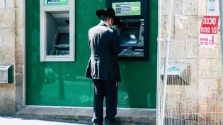 הרב ישי מלכה: היתכן שצריך כשרות למשכורת?