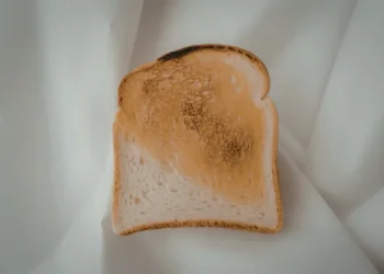 אדם לא אוכל את הלחם שלו - הוא אוכל את החרדה שלו