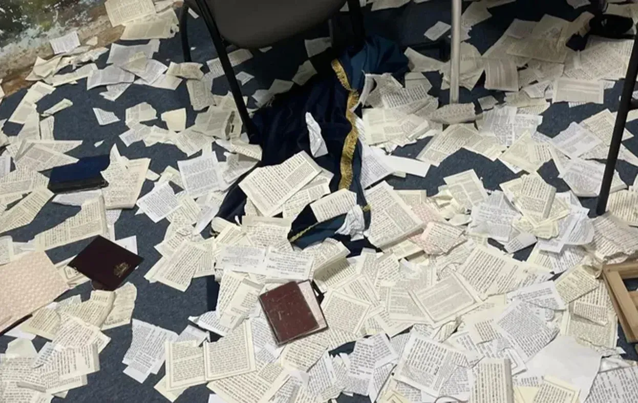 נעצר חשוד בהשחתת בית הכנסת בקדימה-צורן: ספרי תורה נזרקו