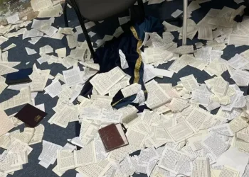 נעצר חשוד בהשחתת בית הכנסת בקדימה-צורן: ספרי תורה נזרקו