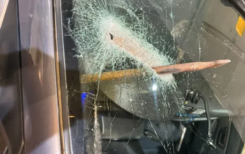 פיגוע חריג בכביש 5: מחבל יידה מוט ברזל לעבר רכב ישראלי