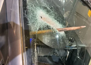 פיגוע חריג בכביש 5: מחבל יידה מוט ברזל לעבר רכב ישראלי