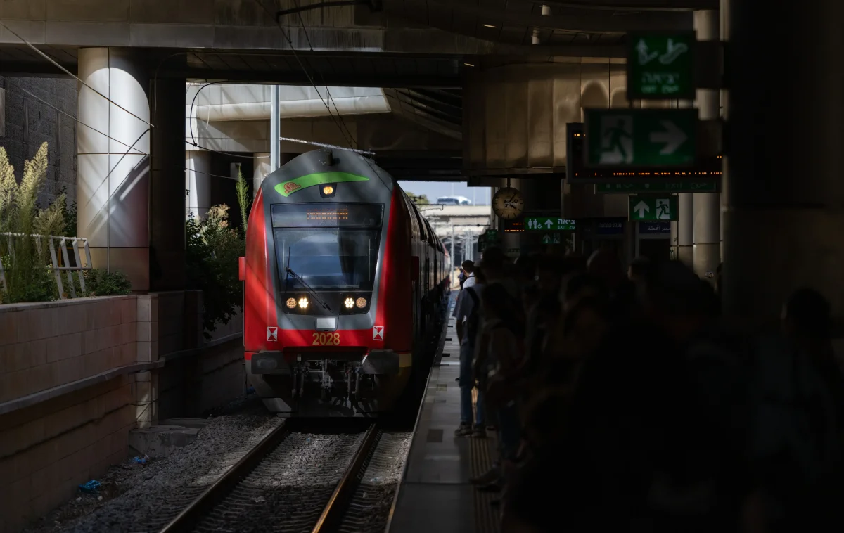 שיבושים כבדים ברכבות: הולך רגל נפגע סמוך לתחנת ת"א ההגנה שיבושים כבדים ברכבות: הולך רגל נפגע סמוך לתחנת ת"א ההגנה