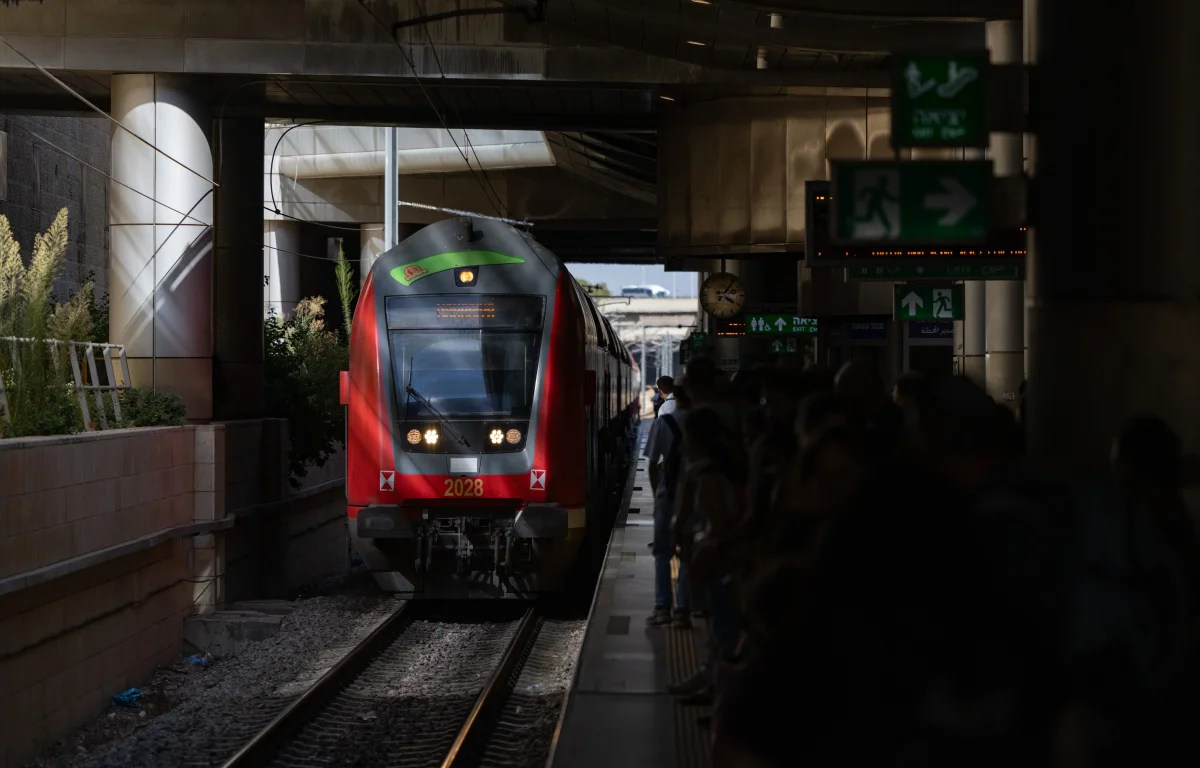 שיבושים כבדים ברכבות: הולך רגל נפגע סמוך לתחנת ת"א ההגנה