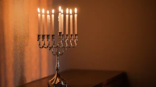 היכן יש להדליק את נרות החנוכה? כל מה שצריך לדעת