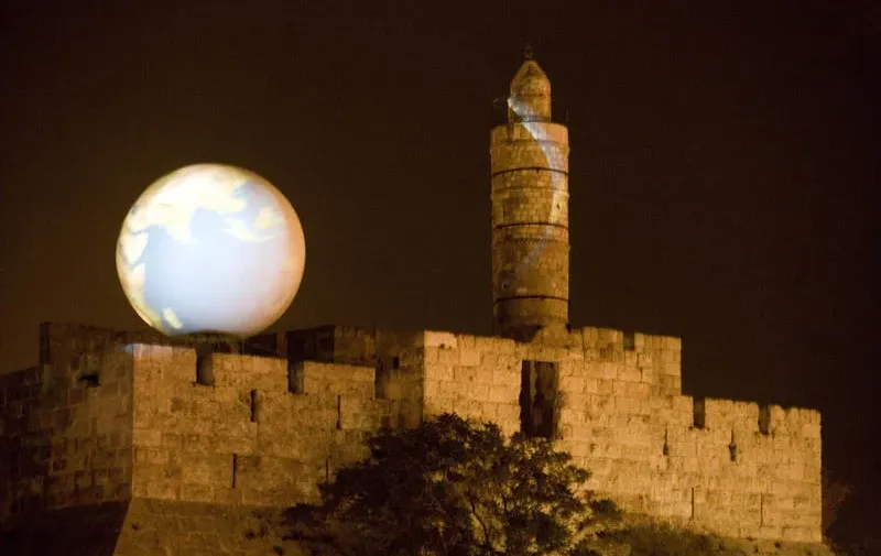 האם אפשר להבין את העולם בלי לשאול מי תיכנן אותו? האם אפשר להבין את העולם בלי לשאול מי תיכנן אותו?