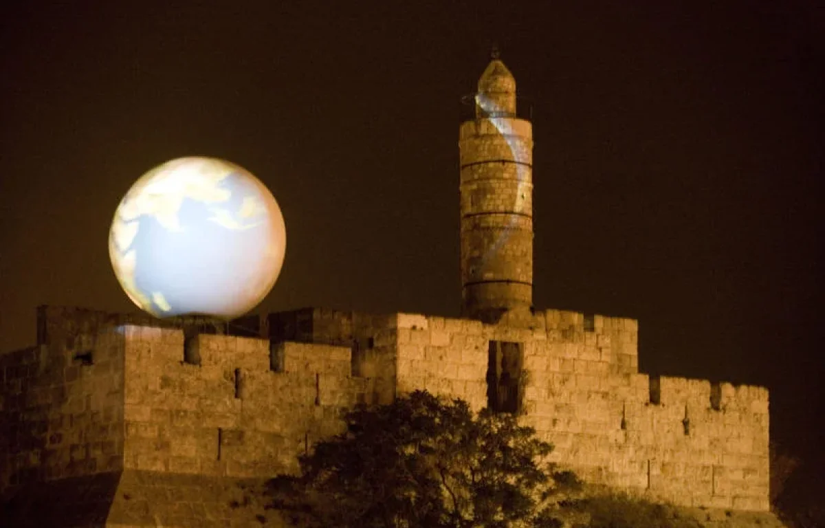 האם אפשר להבין את העולם בלי לשאול מי תיכנן אותו?