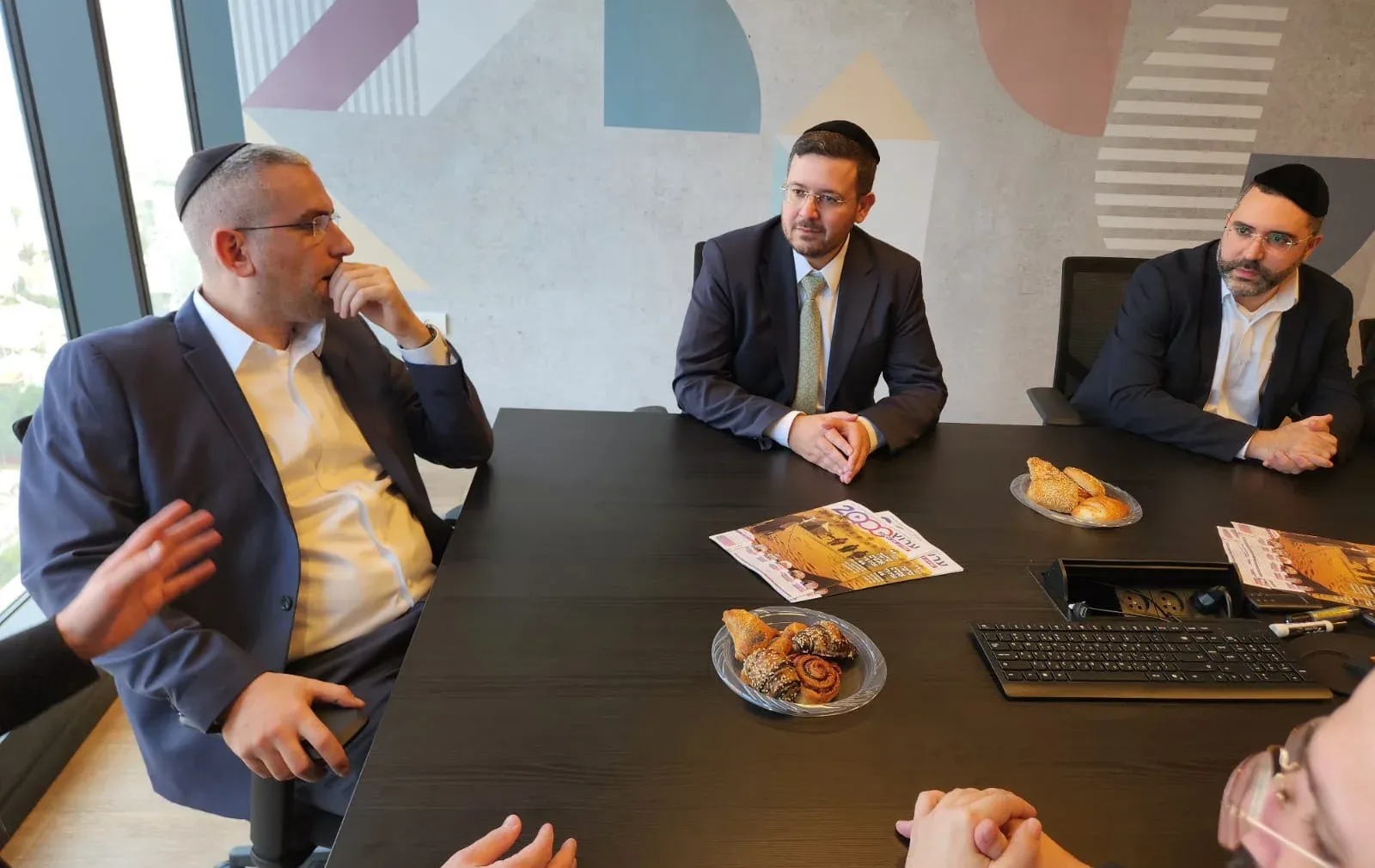 חברי סיעת ש"ס בעיריית בני ברק ביקרו באולפני ערוץ 2000 חברי סיעת ש"ס בעיריית בני ברק ביקרו באולפני ערוץ 2000