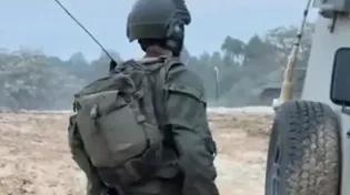בלב עזה - חייל עומד ומתפלל שמונה עשרה בדבקות