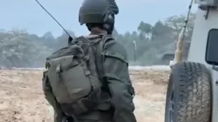 בלב עזה - חייל עומד ומתפלל שמונה עשרה בדבקות