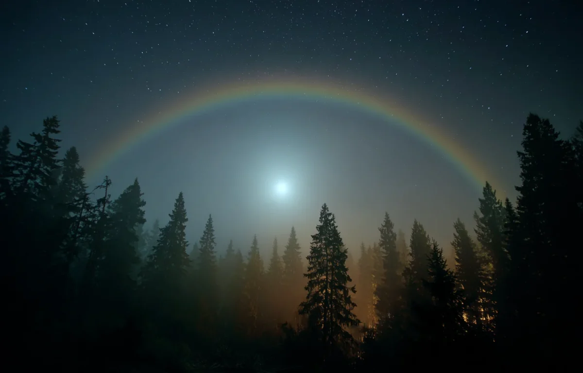 קשת ירח נדירה בשמיים חשוכים &ndash; תזכורת לכך שגם בלילה יש אור מה׳