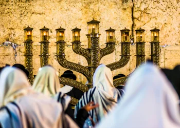 'עת רצון': יהודים מתפללים בכותל המערבי ביום 'זאת חנוכה'