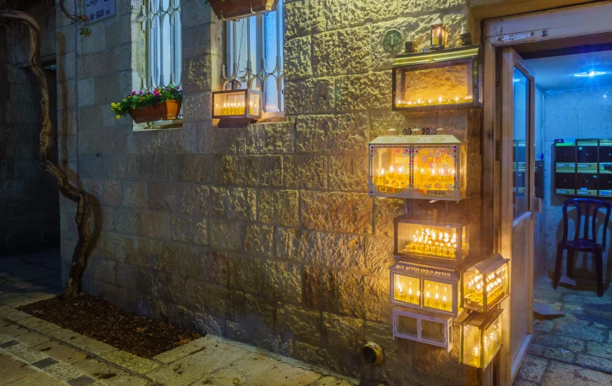שמן שנותר לאחר הדלקת נרות חנוכה לפי ההלכה, מוקצה למצוותו וסגולה לרפואה שמן שנותר לאחר הדלקת נרות חנוכה לפי ההלכה, מוקצה למצוותו וסגולה לרפואה