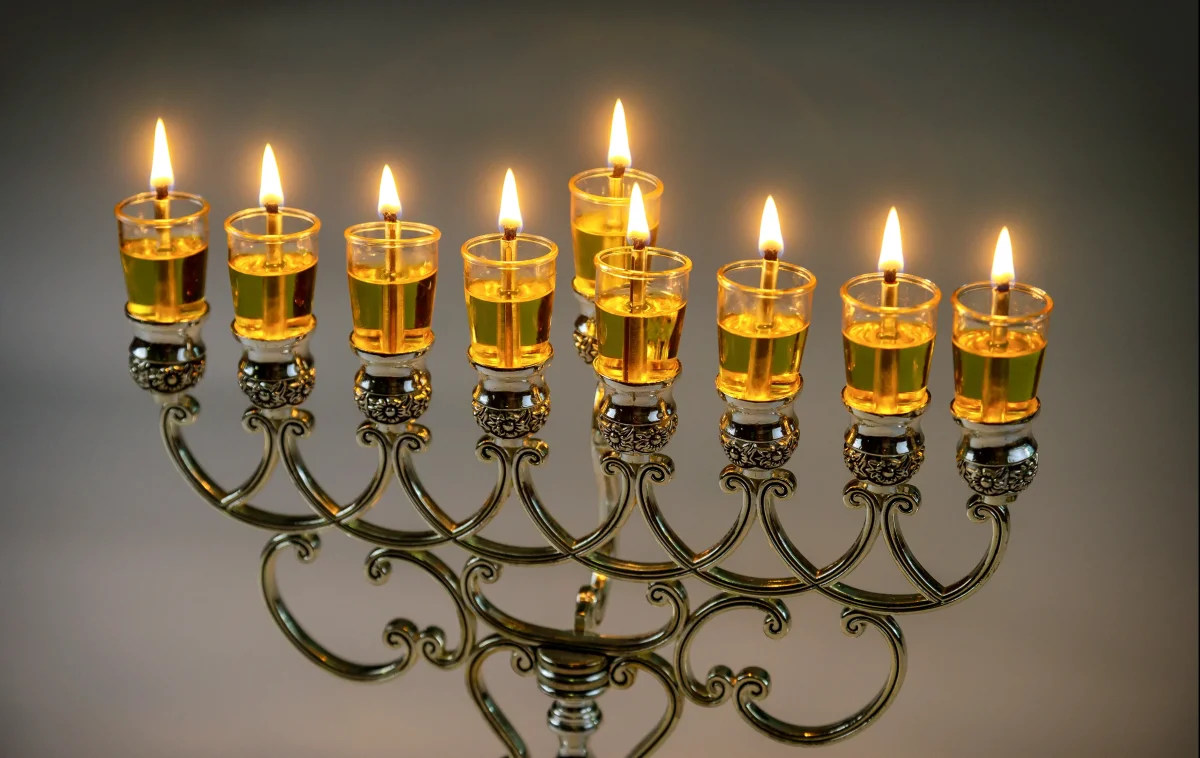 נרות חנוכה דולקים עם אור חם המבטא את סודות החג והפנינים הרוחניות של חנוכה נרות חנוכה דולקים עם אור חם המבטא את סודות החג והפנינים הרוחניות של חנוכה