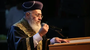 האם על גבאי בית הכנסת לעשות הבדלה עבור המתפללים? הראש"ל הרב יצחק יוסף עונה