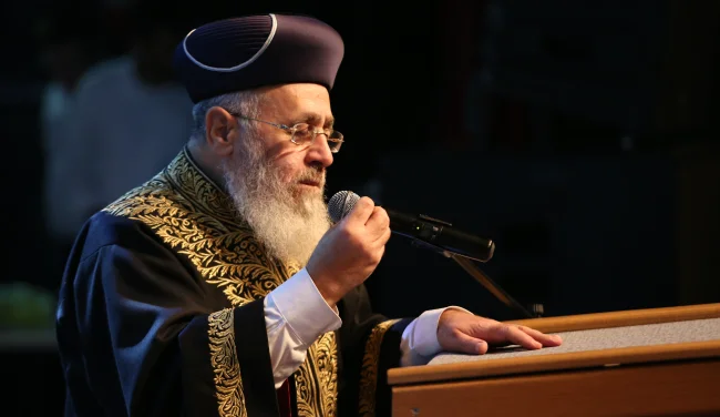 האם על גבאי בית הכנסת לעשות הבדלה עבור המתפללים? הראש"ל הרב יצחק יוסף עונה